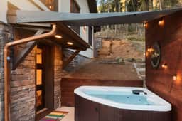 Mountain View Bungalow - Private Hot Tub