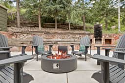 Serene Mountain Retreat: Fireplace, Hot Tub, Views