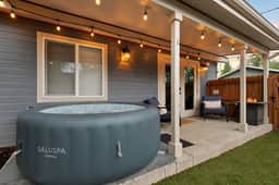 The Blue Spruce DT Luxe Cottage - Holiday Home