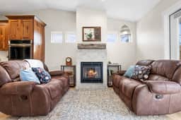 The Blue Spruce DT Luxe Cottage - Holiday Home