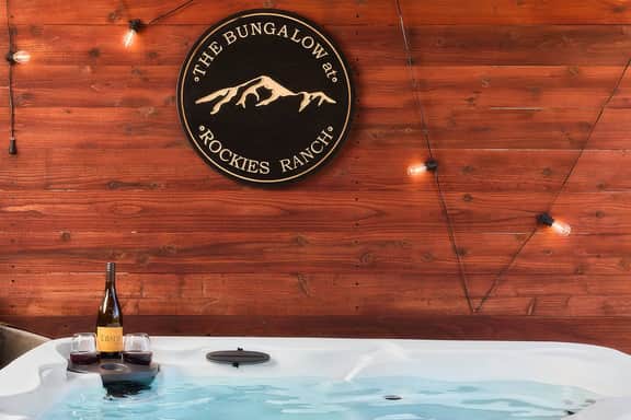 Mountain View Bungalow - Private Hot Tub
