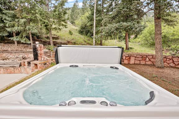 Serene Mountain Retreat: Fireplace, Hot Tub, Views