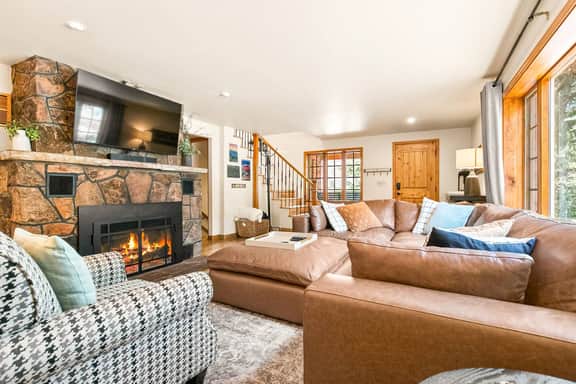 Serene Mountain Retreat: Fireplace, Hot Tub, Views