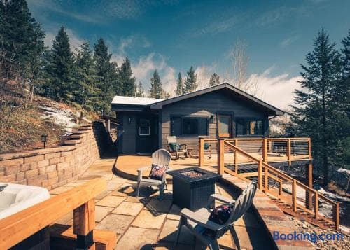 Luxury Mountain Cabin with Views, Hot Tub, Fire Pit, by Forest & Peak Retreats