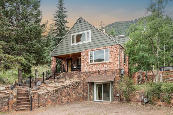 Serene Mountain Retreat: Fireplace, Hot Tub, Views