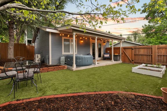 The Blue Spruce DT Luxe Cottage - Holiday Home