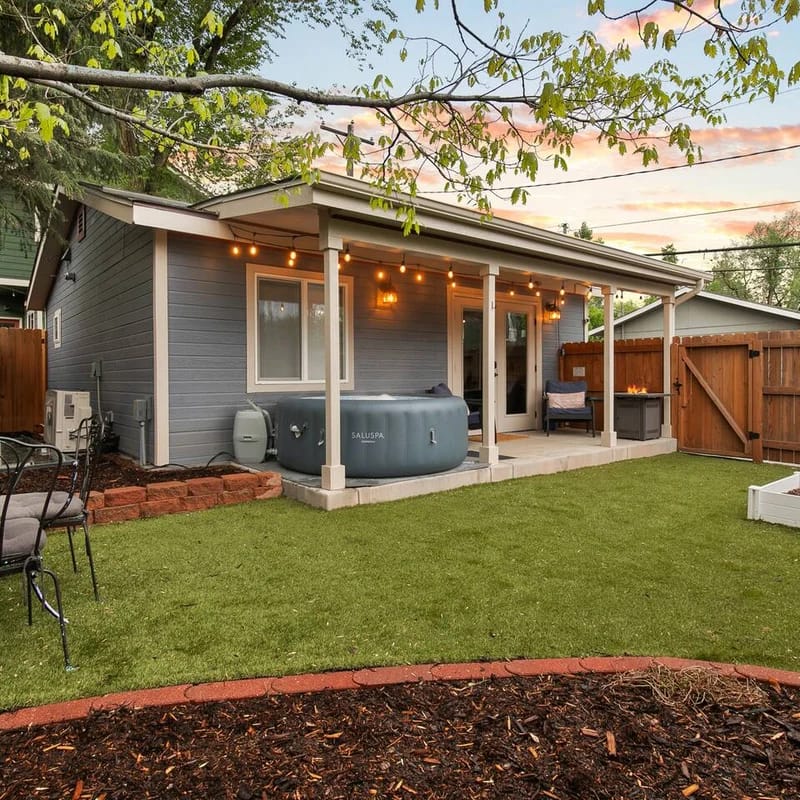 The Blue Spruce DT Luxe Cottage - Holiday Home